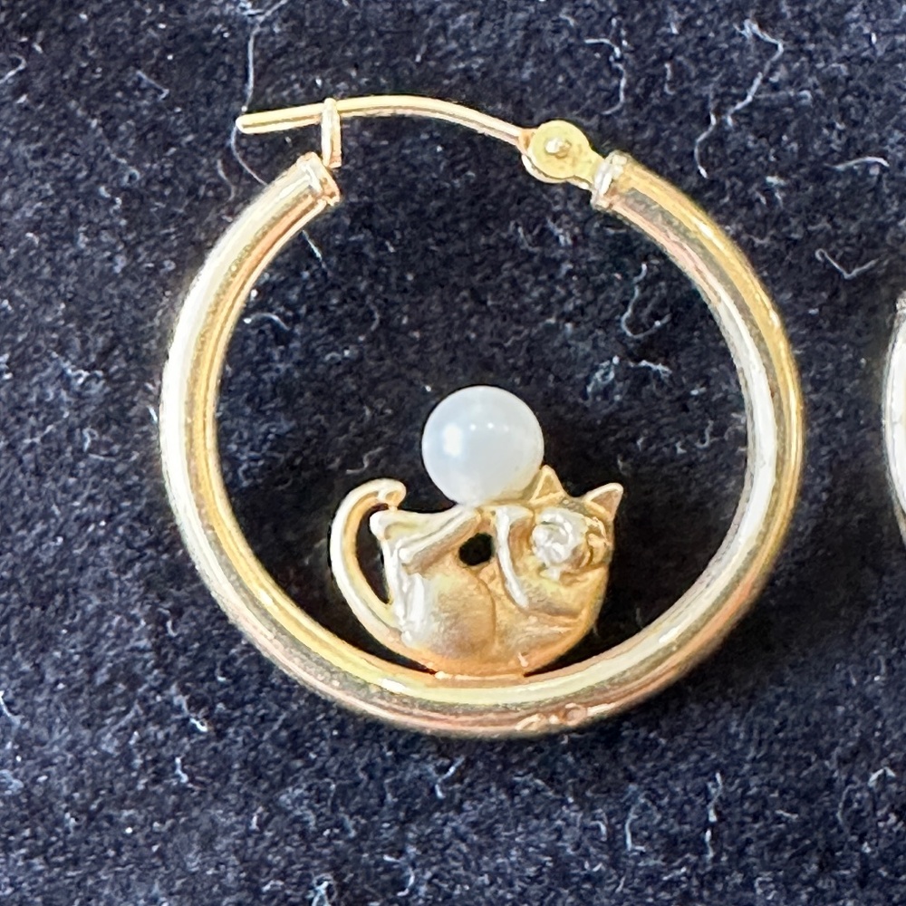 14kt yellow gold and pearl cat hoop earrings
